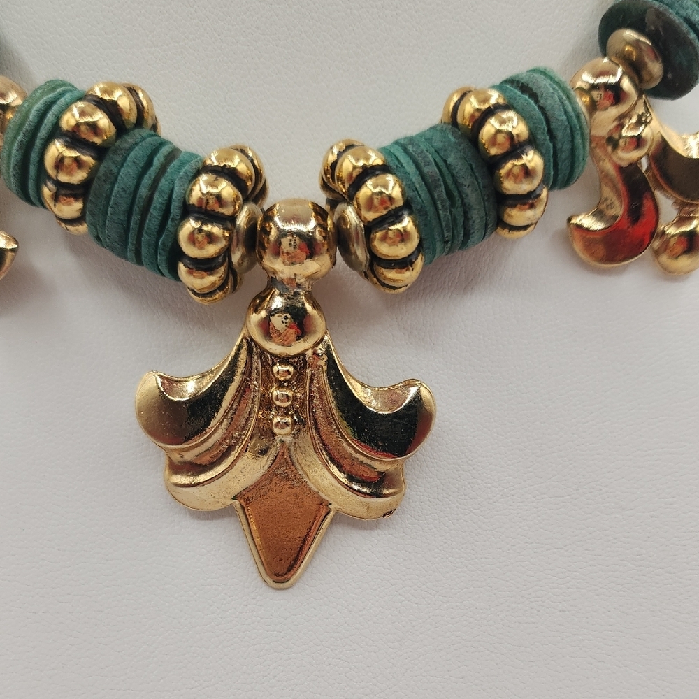1990s Vintage Carol Dauplaise Fleur de Lis, Green, Gold Plate Statement Necklace - Picture 11 of 12